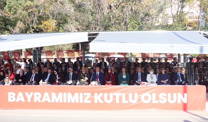 Vali Sn. Recep SOYTÜRK, İl J.K.J.Alb. Sn. Ahmet ÇETİN ve İl Protokolü'nün katılımıyla Cumhuriyet Bayramı kutlanmıştır.